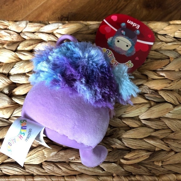 Squishmallows: Valentine's Day Eden the yeti bag clip 3.5" - Picture 2 of 5